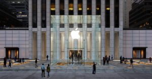 Apple Fifth Avenue: cubo di vetro minimalista di notte, icona del retail esperienziale