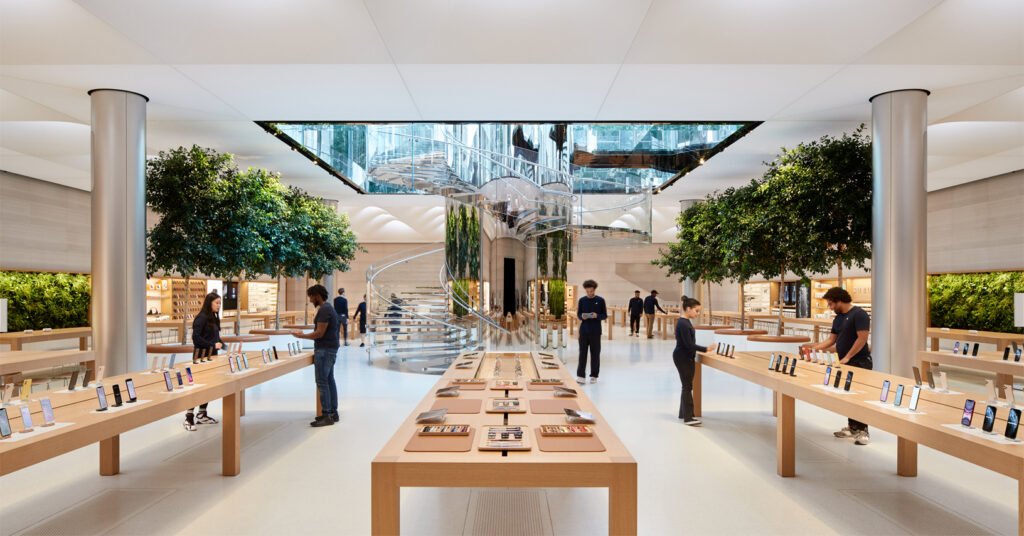 Interni Apple Fifth Avenue: prodotti come opere d’arte, retail minimalista senza distrazioni.